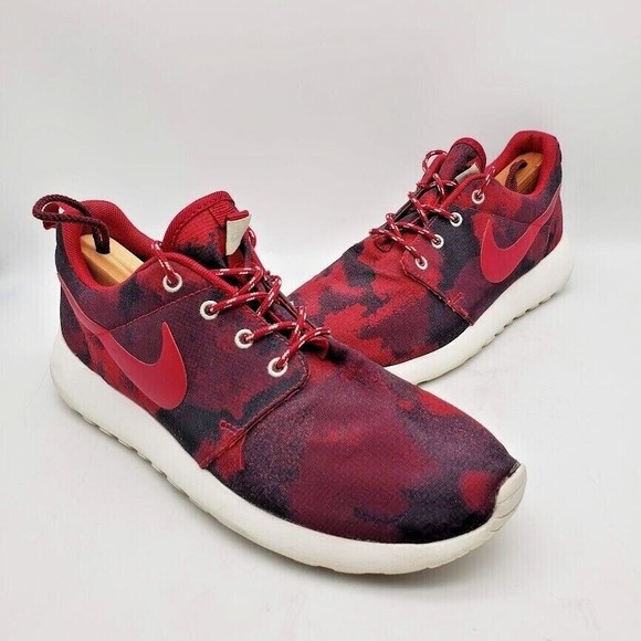 NIKE Roshe Run Camo Sneakers in Red Black (Women's Size 8) 599432-600 - Picture 2 of 7